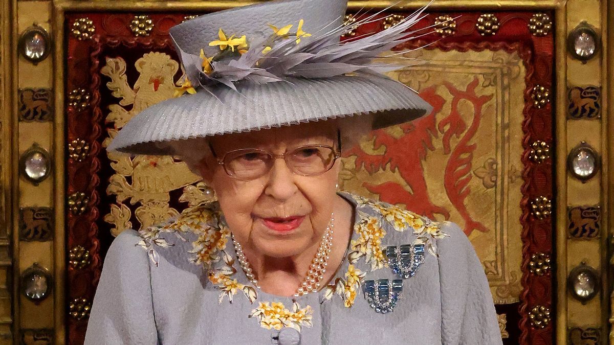 La reine portait l'une de ses broches préférées pour ouvrir le Parlement