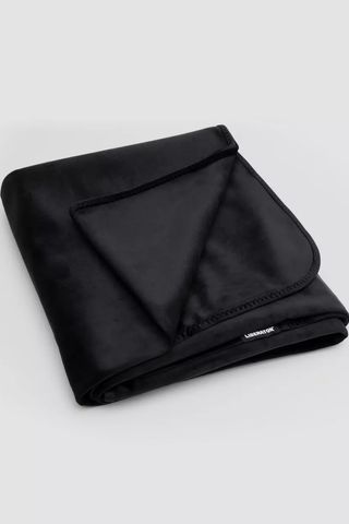 black fluid-absorbent blanket
