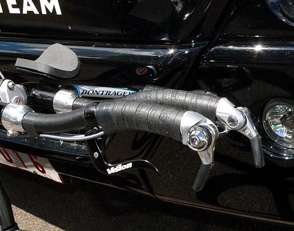 Hincapie mounts a third brake lever on the extensions to control his speed without breaking his aero tuck.