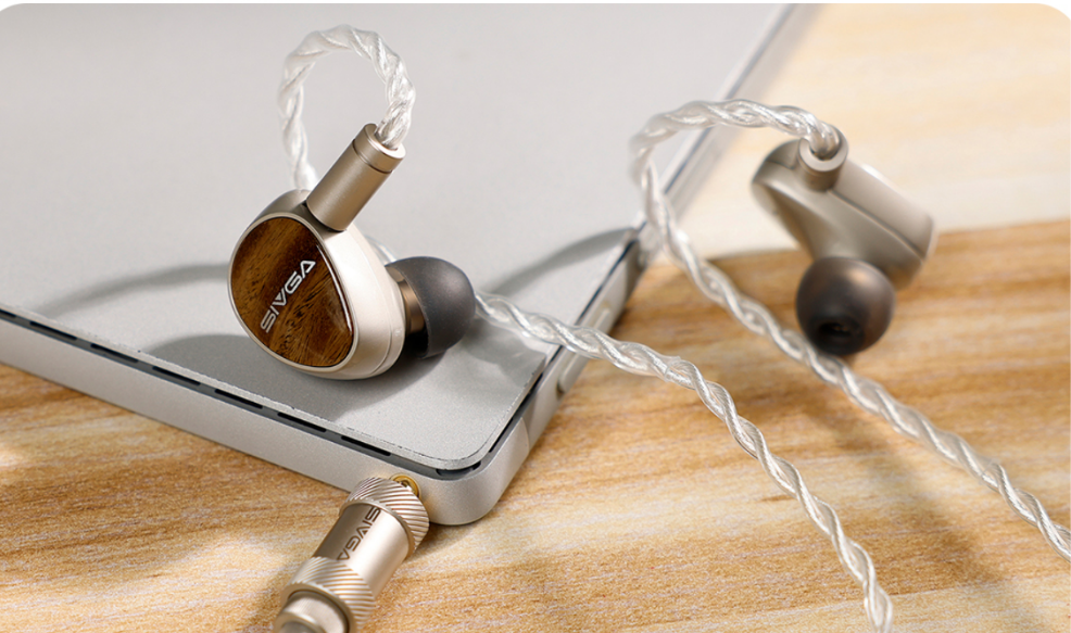 Sivga Que UTG on a wooden surface connected to a phone, tablet or portable audio player