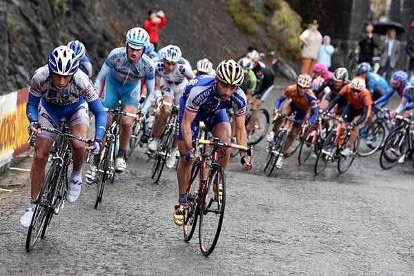Alberto Loddo (Selle Italia) and Paolo Bettini duke it out on the Citadel