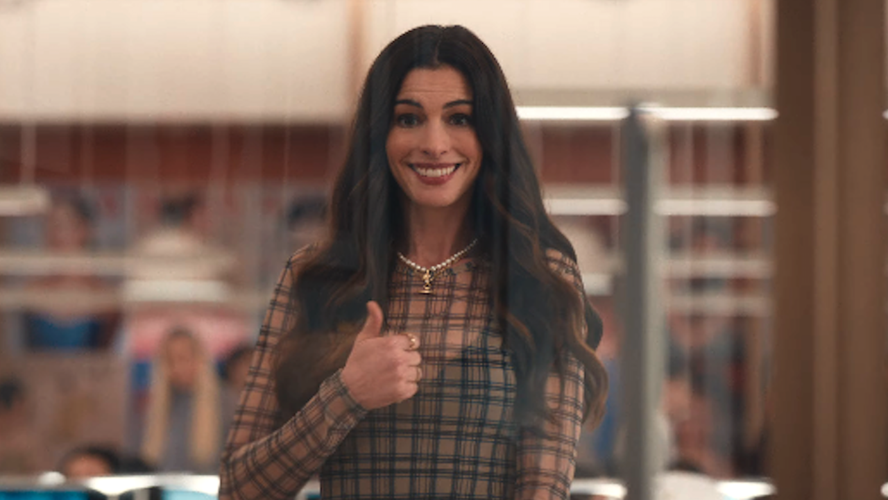 Anne Hathaway giving a thumbs up in The Devil Wears Prada 2