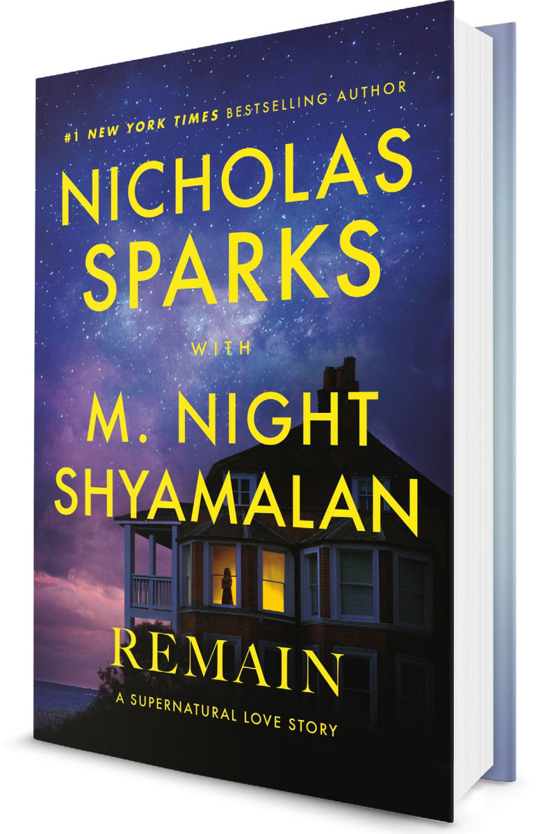 Nicholas SparksがM. Night Shyamalanと、海辺の家の窓で女性のシルエットの写真を見せて、本のカバースリップカバーのままです。