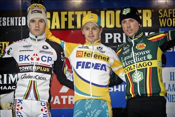 The elite men's podium (l-r): Niels Albert (BKCP - Powerplus, 2nd); Kevin Pauwels (Telenet - Fidea Cycling Team, 1st); Sven Nys (Landbouwkrediet - Colnago, 3rd).