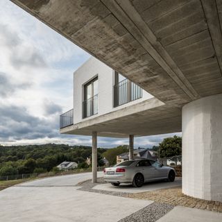Hórreo House by Javier Sanjurjo, raised on concrete pilotis