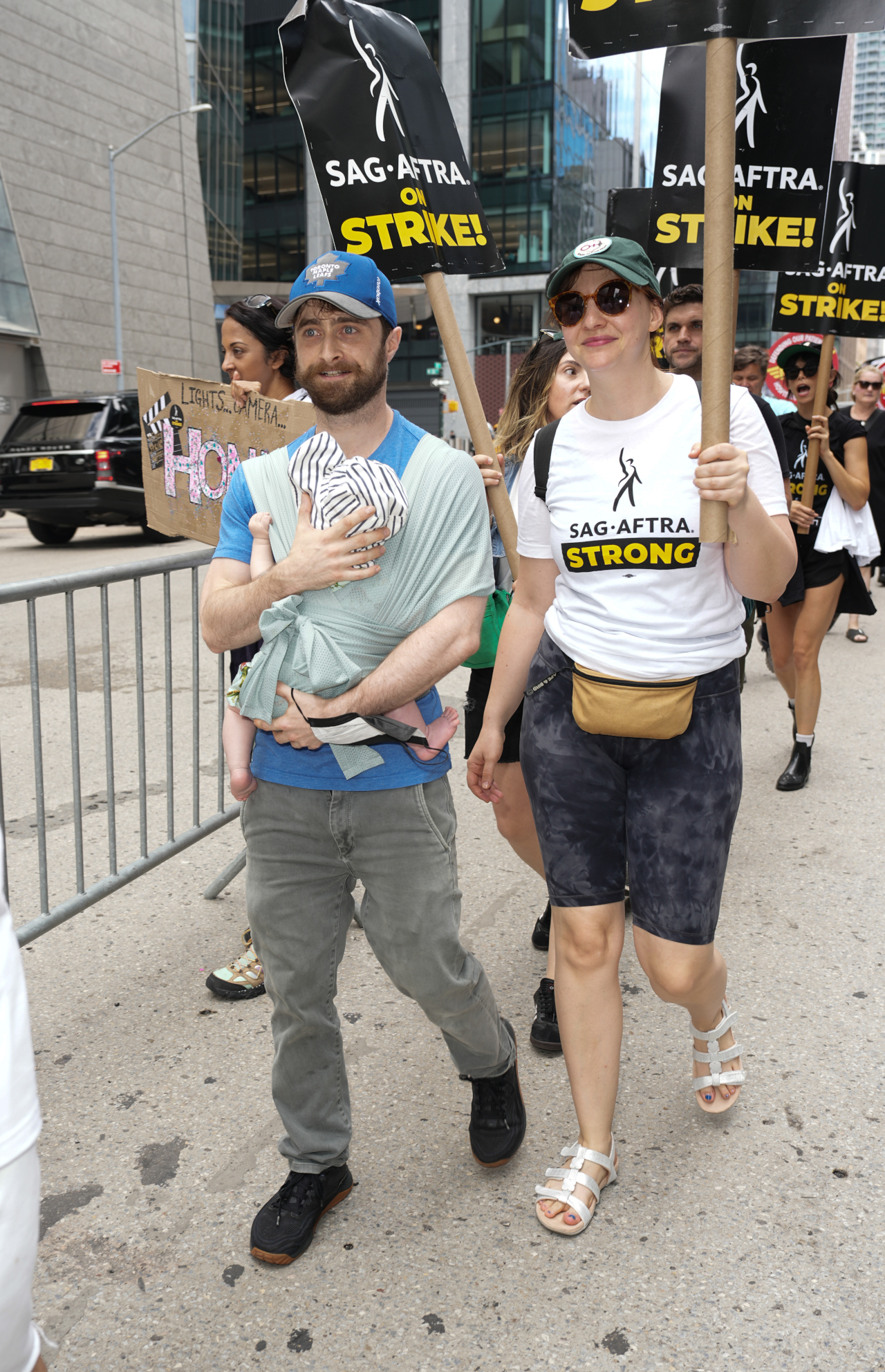 Daniel Radcliffe und Erin Darke demonstrieren