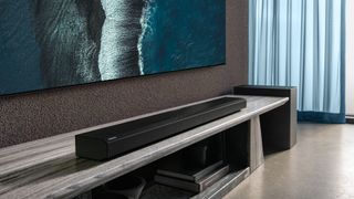 Ésta es la increíble nueva barra de sonido Dolby Atmos de Samsung