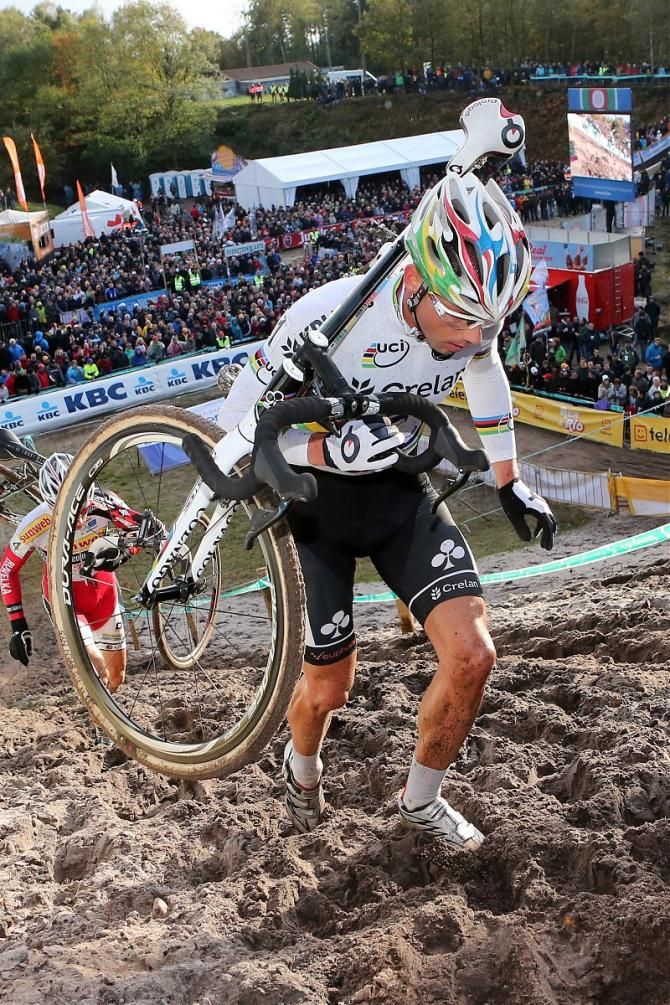 Sven Nys (Crelan-Euphony) on a sandy run-up