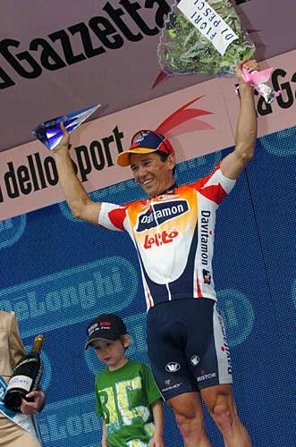 Robbie McEwen (Davitamon-Lotto) on the podium with son Ewan