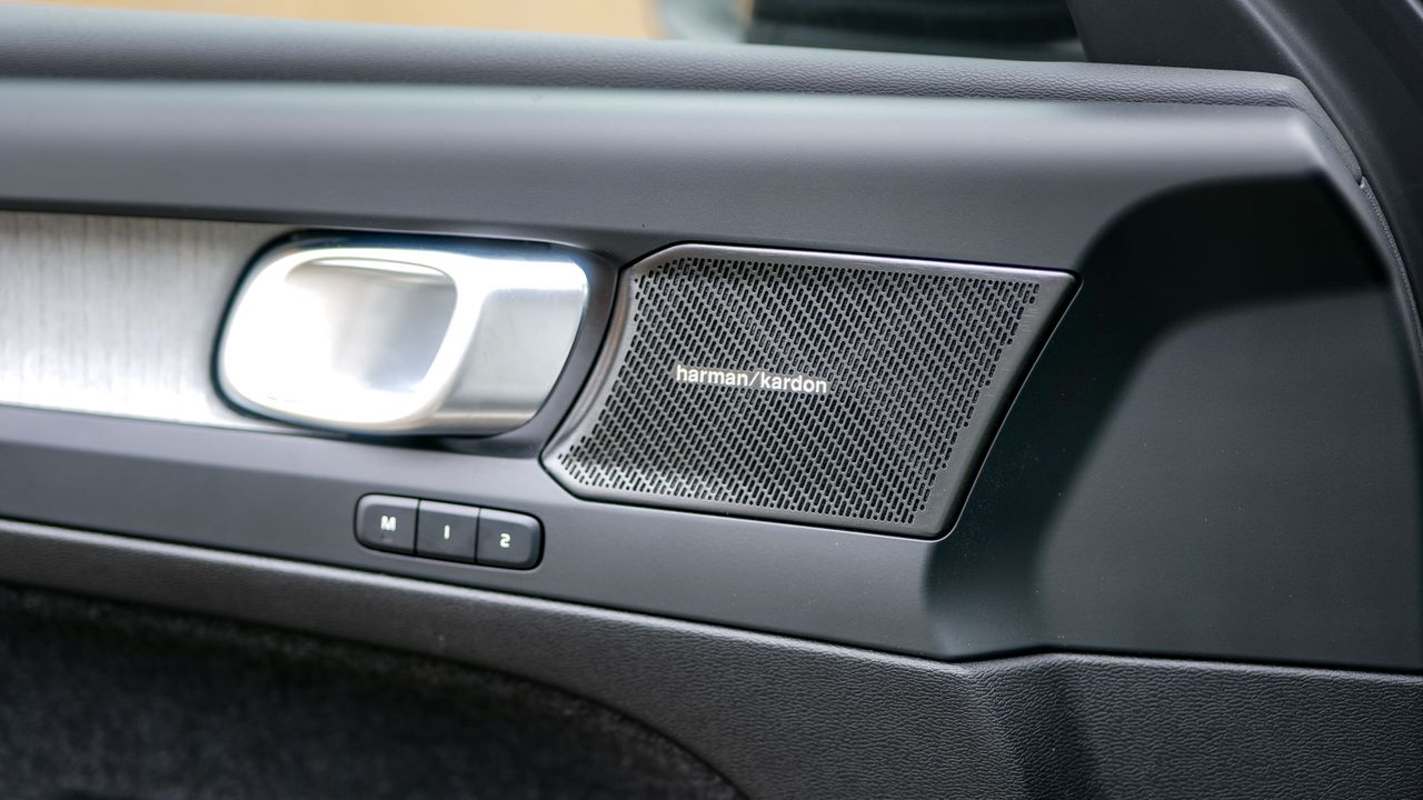 2025 Volvo EX40 Ultra Twin Motor test drive review.