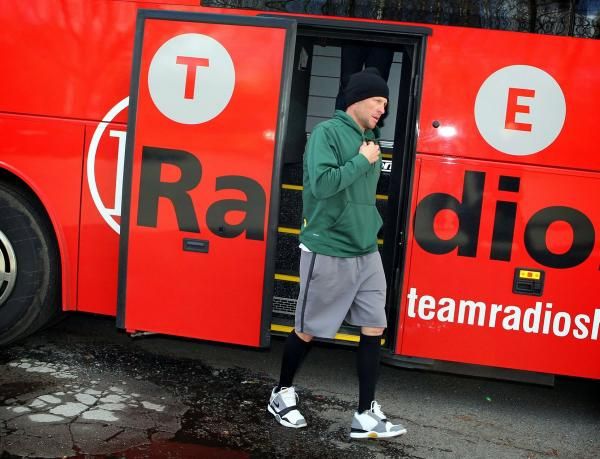 A relaxed Lance Armstrong gets ready at the Team RadioShack bus ahead of riding the Flanders course.