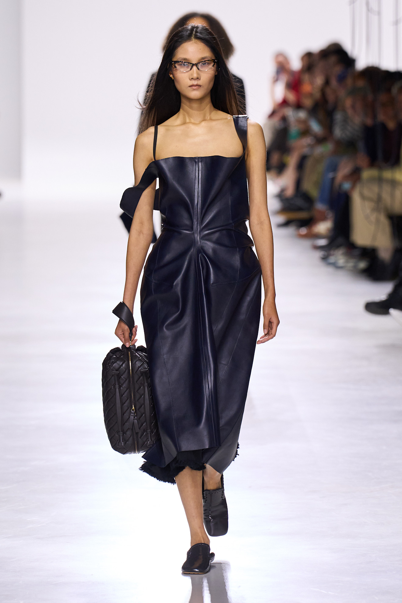 ELEGANT FASHION TRENDS 2026: LEATHER AT BOTTEGA VENETA