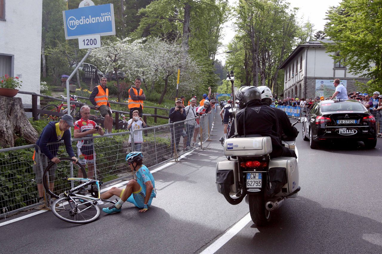 Diego Rosa (Astana) fell on the final climb