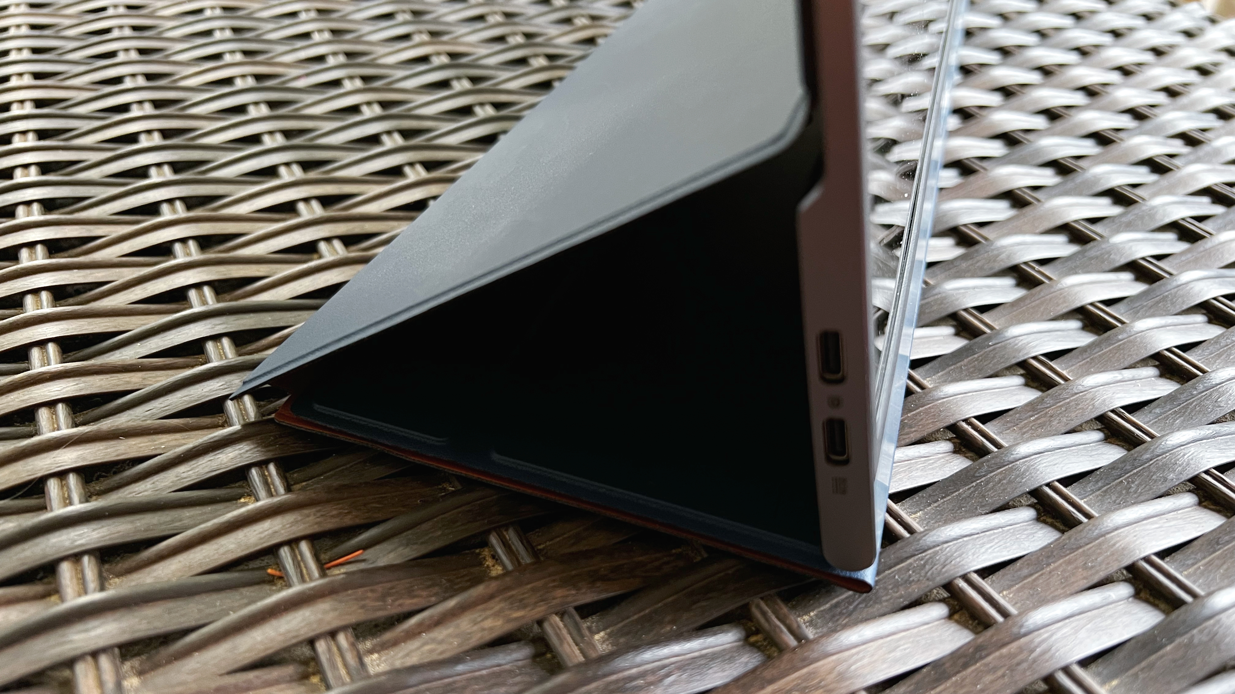 Asus ZenScreen OLED MQ16AH
