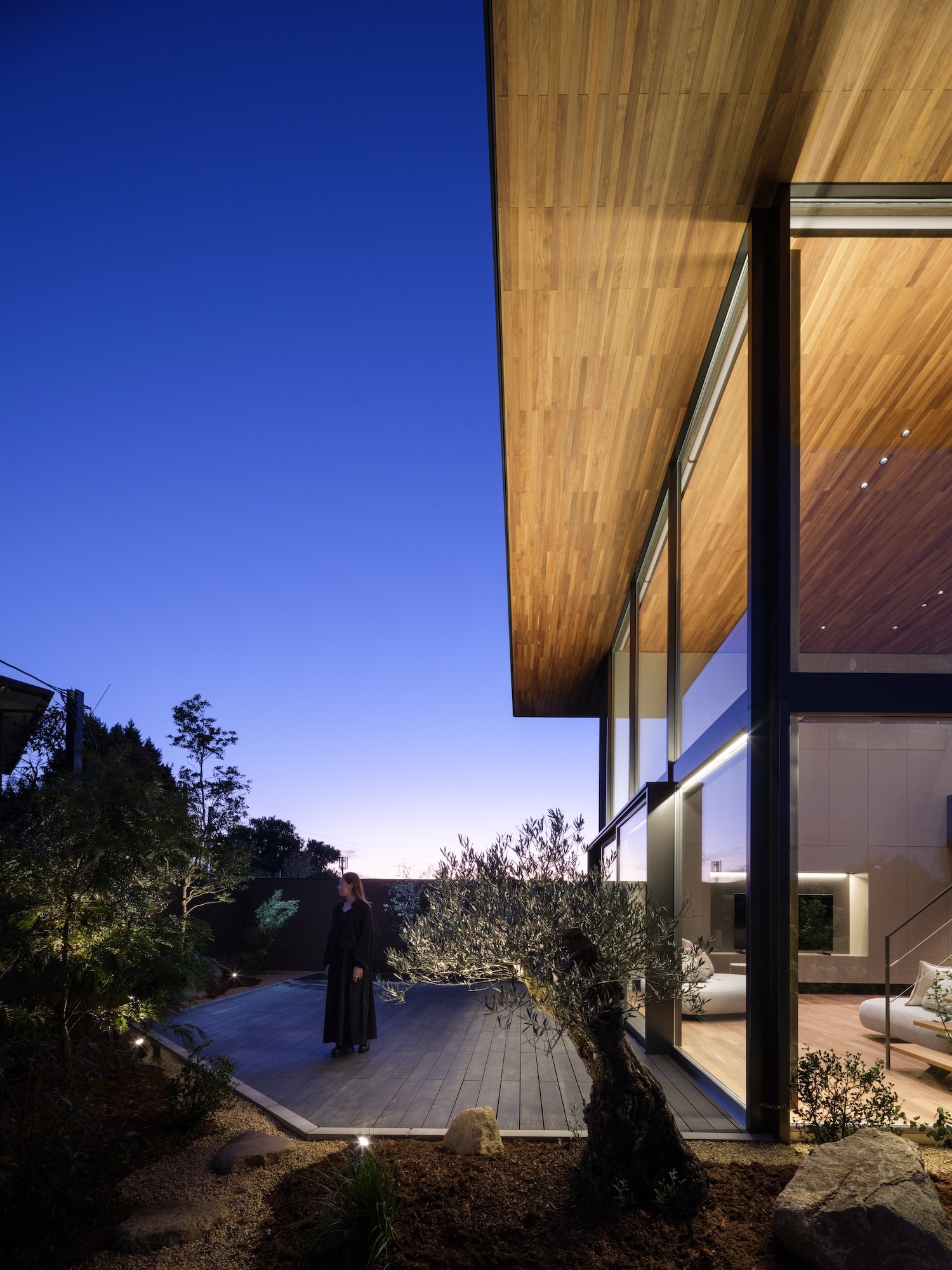 an Osaka house by apollo architects &amp;amp; associates featuring a dramatic roof and double height interiors