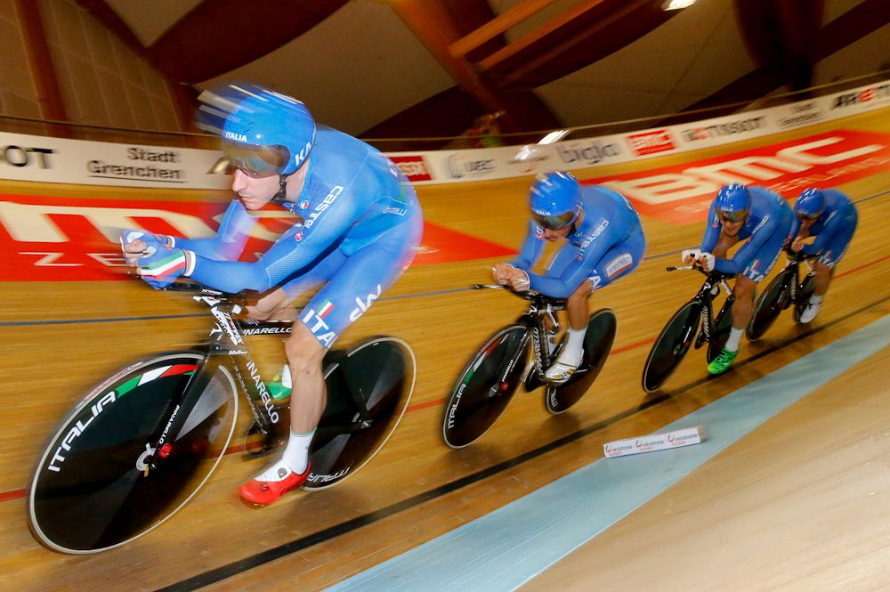 The Italian team pursuit squad glides through a corner.