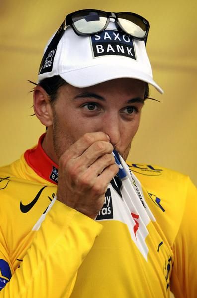 Fabian Cancellara kisses his hard-earned yellow jersey.