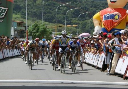 Gil Cordoves (Alc. De Maracaibo) claims victory on stage 5.
