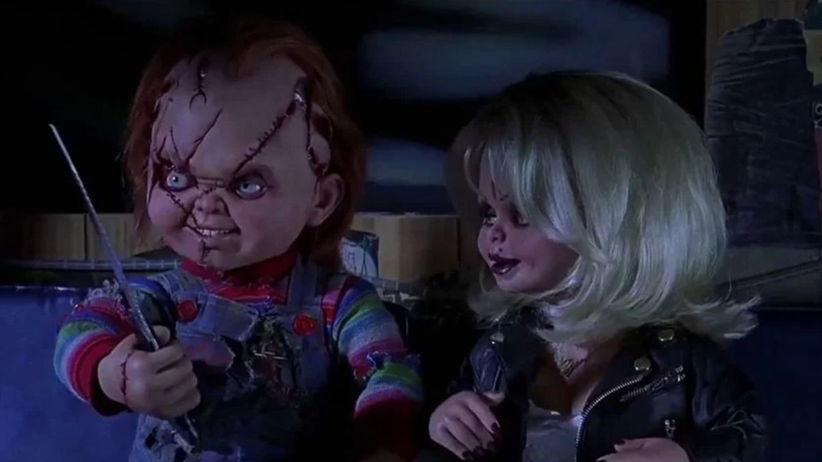 Brad Dourif and Jennifer Tilly&#039;s alter egos Chucky and Tiffany looking on in delight at their knife in Bride of Chucky.