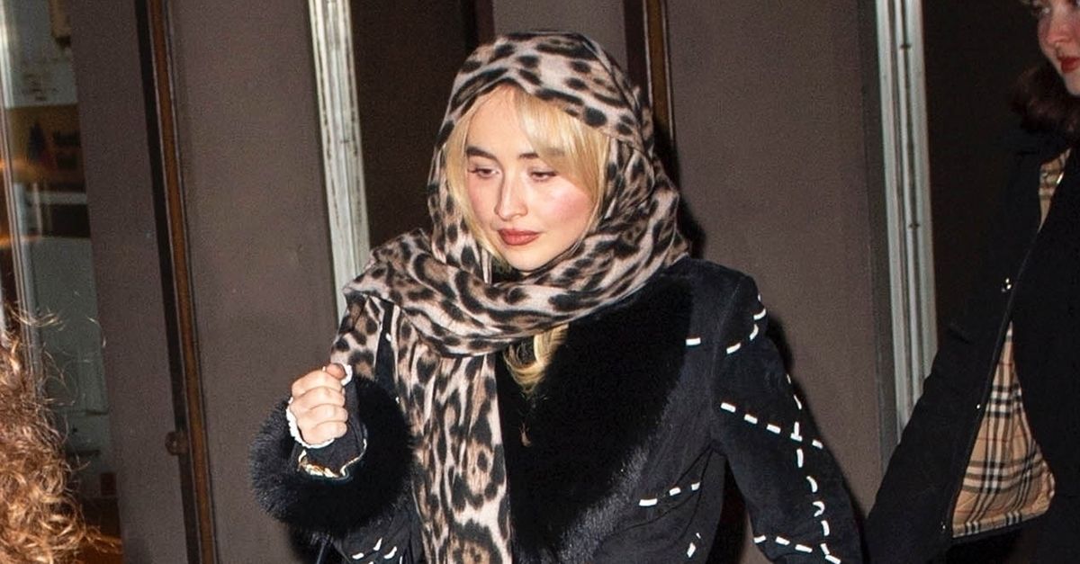 Sabrina Carpenter a fait un pantalon cultivé si élégant avec cette tendance du talon classique