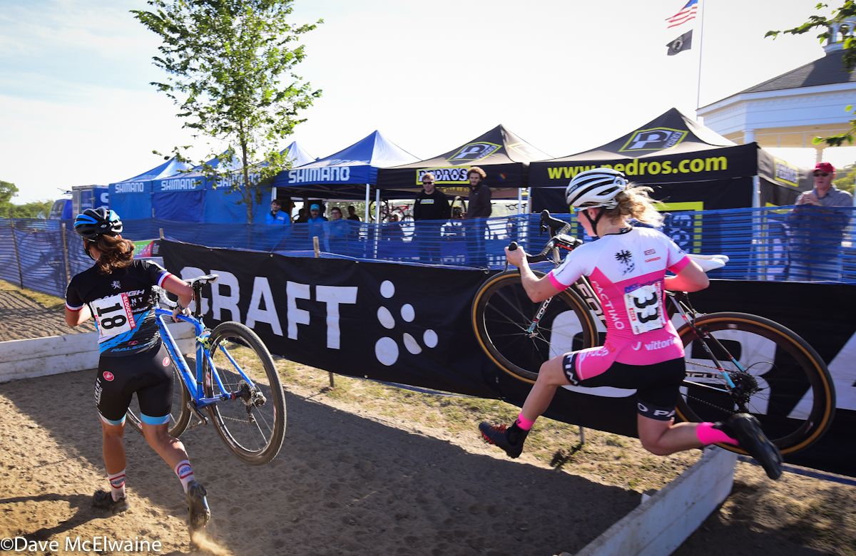 Ellen Noble (JAM/NCC/Vittoria) chasing Caroline Mani (Raleigh Clement) late in the race