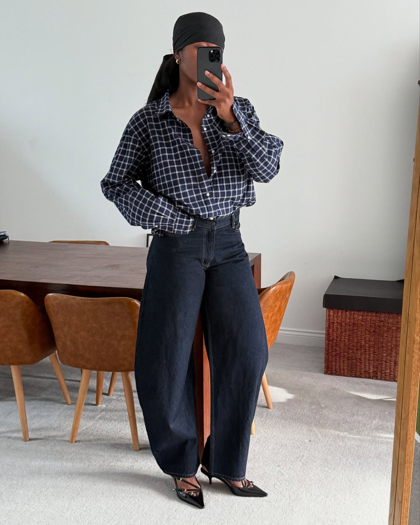 Influencer @nlmarilyn wearing a checked shirt and dark denim jeans