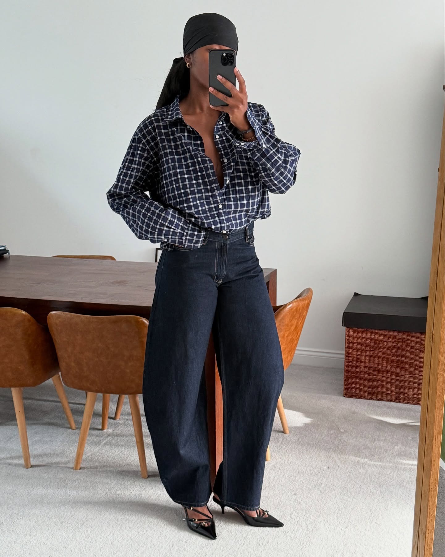 Influencer @nlmarilyn wearing a checked shirt and dark denim jeans