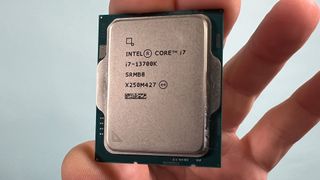 Een Intel Core i7-13700K in iemands hand