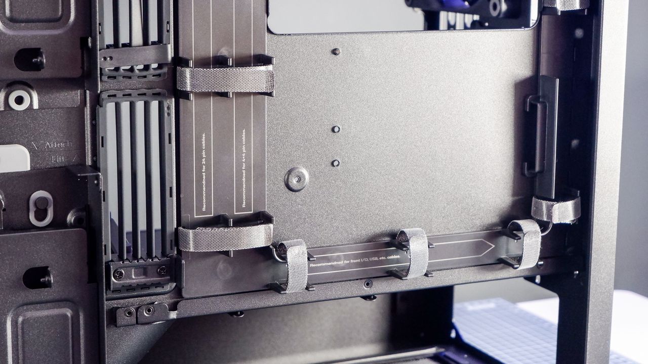 The Havn BF 360 PC case in both black and white with panels removed.