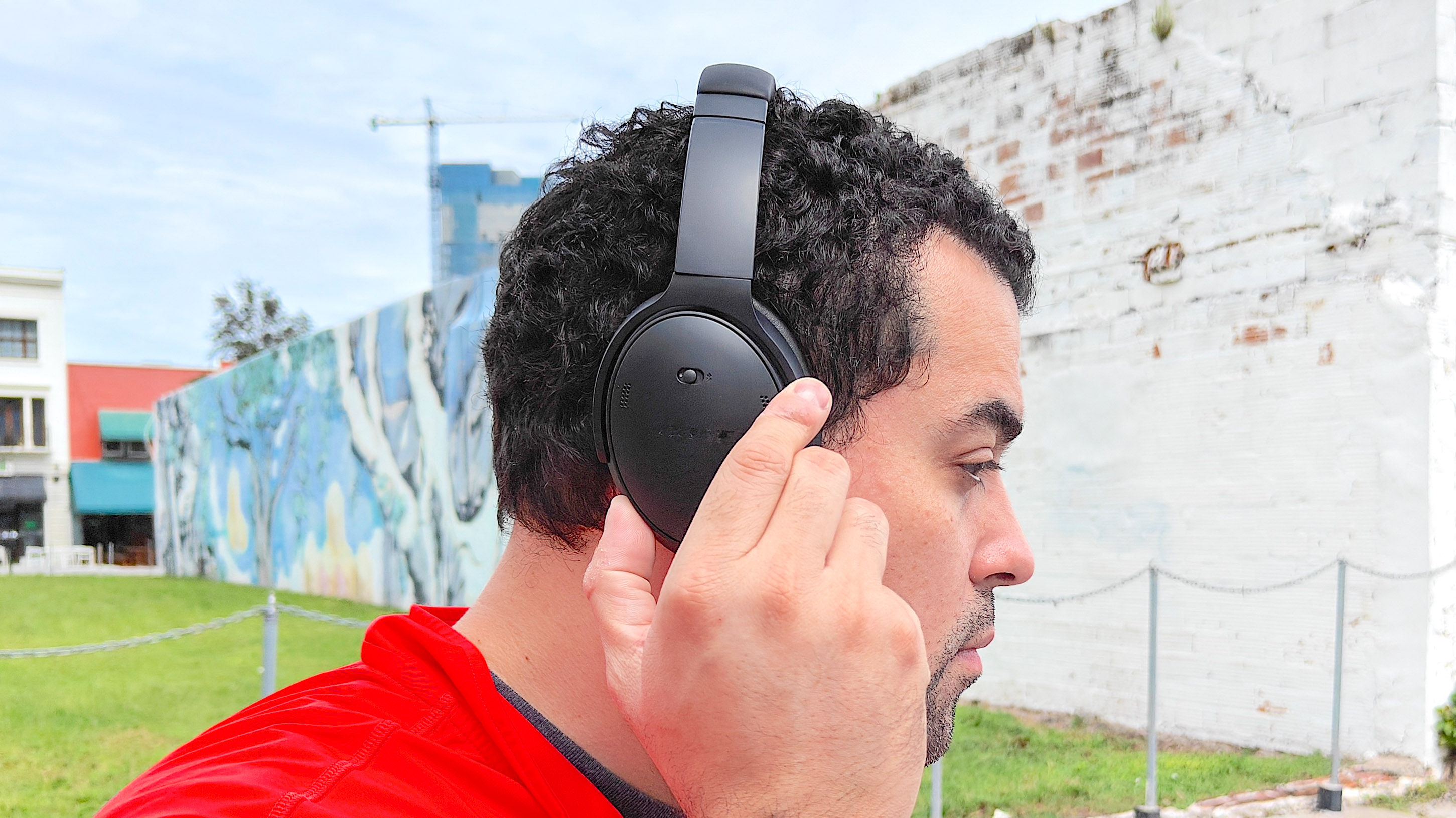 Bose QuietComfort Headphones worn by reviewer Alex Bracetti