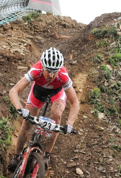 Christoph Sauser (Specialized) descends a steep chute.