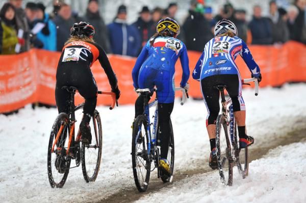 Katie Compton leads Katerina Nash and Sanne Van Paassen