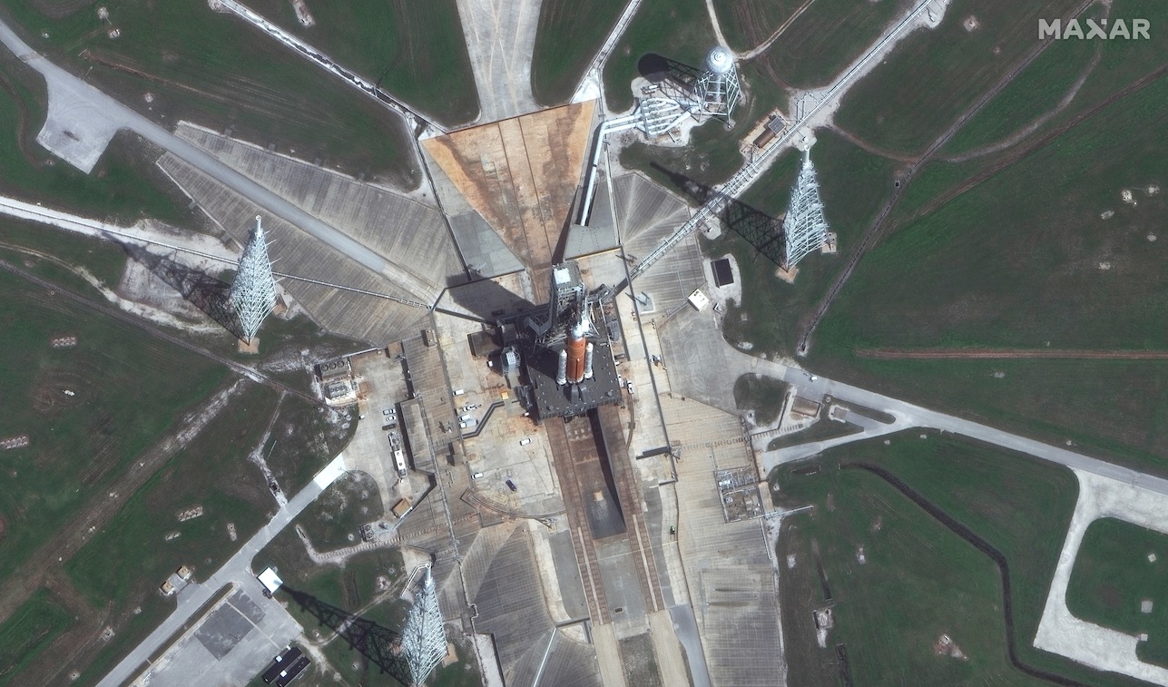 WorldView-3's original (non-zoomed) overhead photo of Artemis 1 on the pad on Aug. 25, 2022.