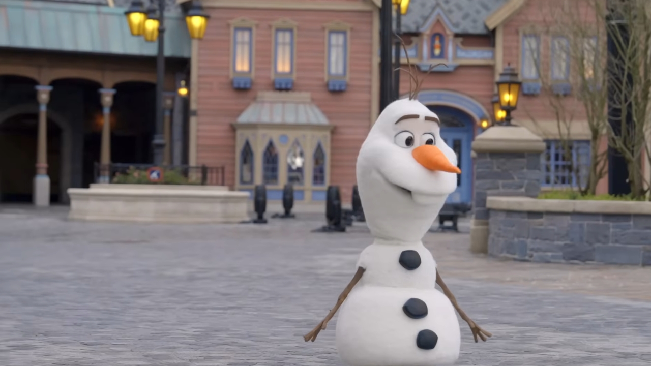 audio-animatronic Olaf at Hong Kong Disneyland