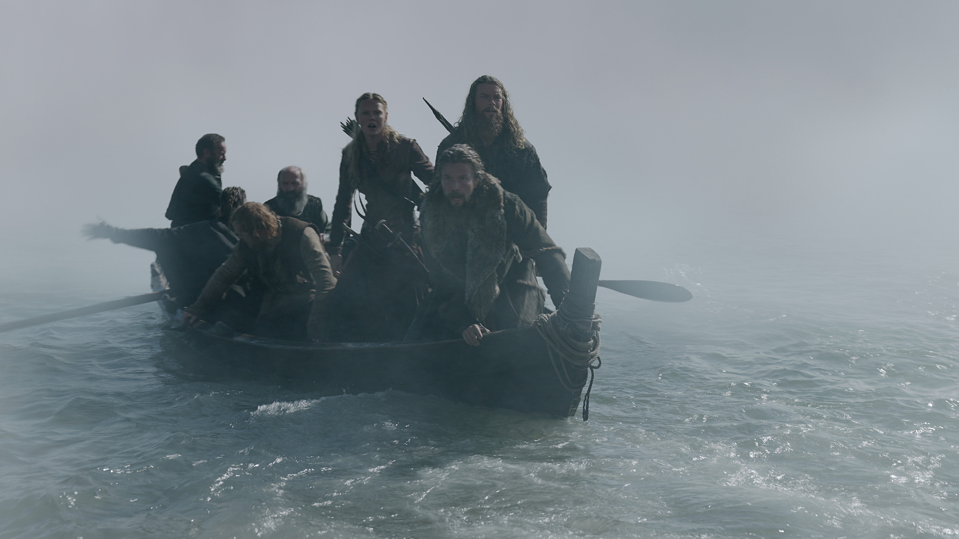 Leif, Harald, Freydis y otros vikingos navegan en un pequeño bote en Vikings Valhalla temporada 2