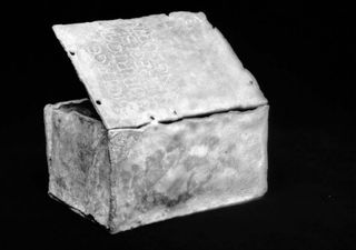 The box that contained Richard the Lionheart's preserved heart. Translated, the inscription reads "Here is the heart of Richard, King of England."