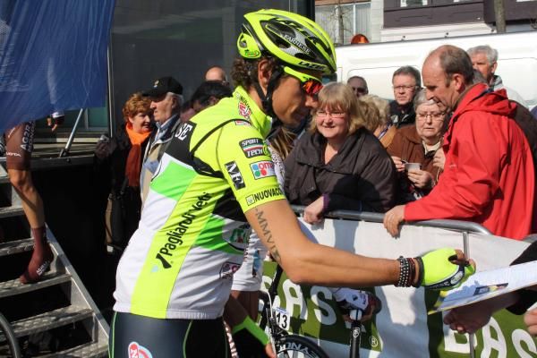 Filippo Pozzato (Farnese Vini-Selle Italia) signs an autograph before the start.