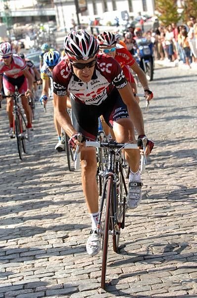 Carlos Sastre (CSC) pours on the pressure