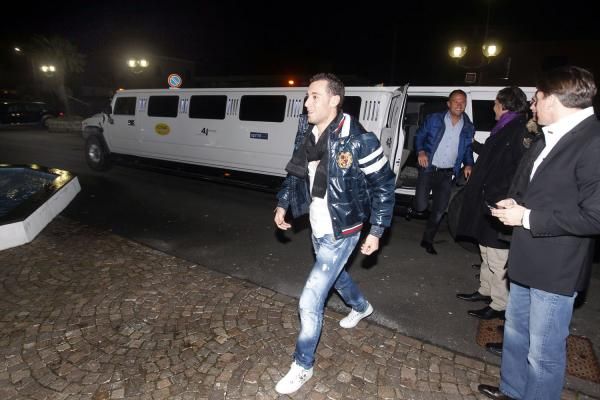 Vincenzo Nibali arrives in the Hummer limo