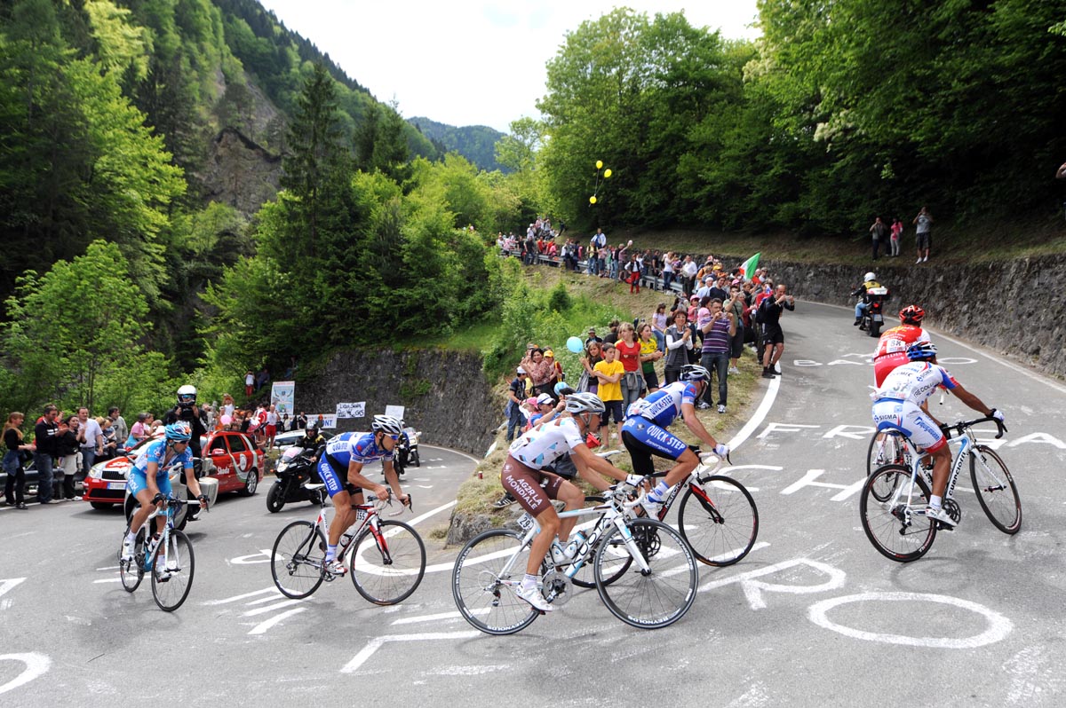 Escape group climbs, Giro d'Italia 2010, stage 15