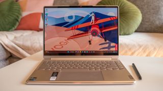 Lenovo Yoga 9i Gen 8 auf einem Couchtisch