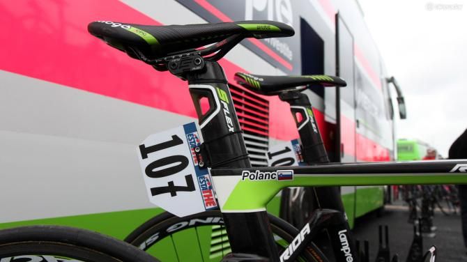 While the Merida Reacto Evo frameset itself likely doesn't give much bumps, the flex built into the seatposts looks to give riders a little relief on rough roads
