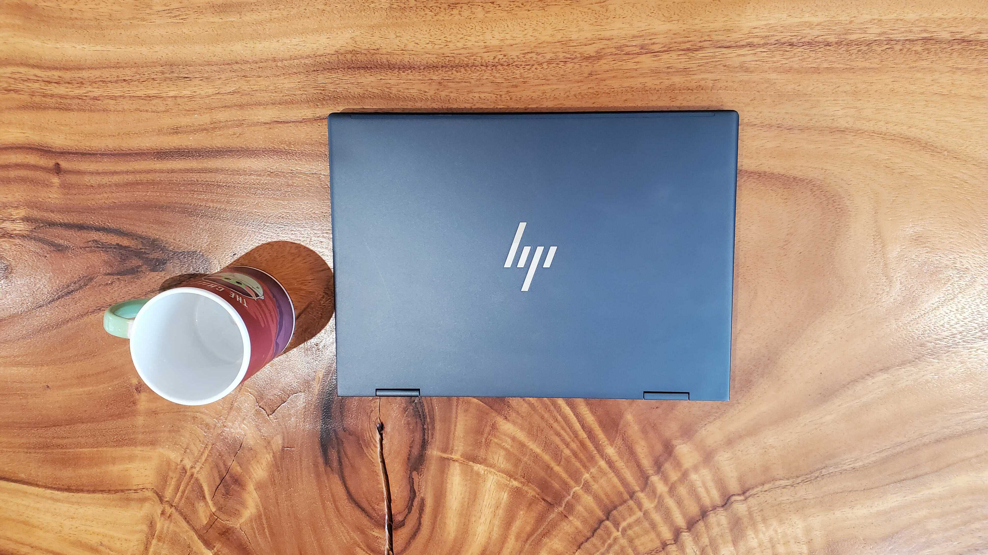 laptop preto sentado na mesa de madeira