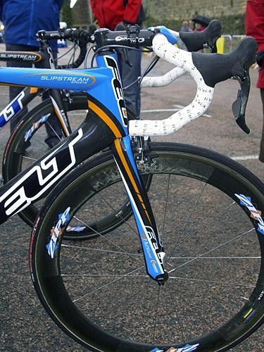 The down tube is positioned very close to the front wheel to help smooth airflow and the fork is well-integrated for the same reason.