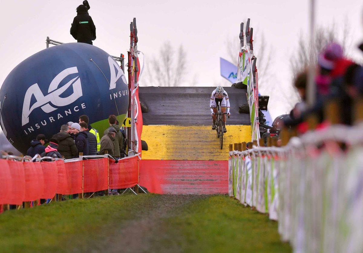 Sanne Cant extends her lead.