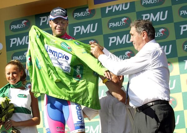 Alessandro Petacchi gets some help from Eddy Merckx with the green jersey.