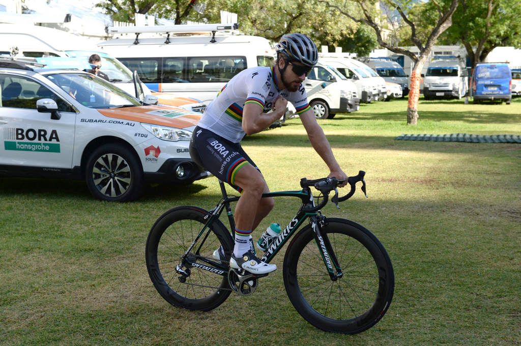 Peter Sagan zips up his jersey before the ride