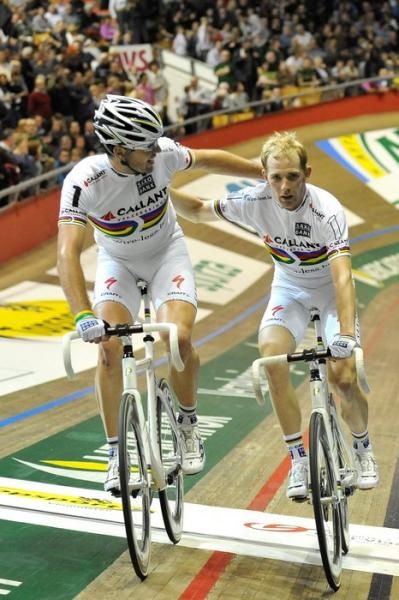 Alex Rasmussen and Michael M&oslash;rk&oslash;v give one another a well deserved pat on the back.