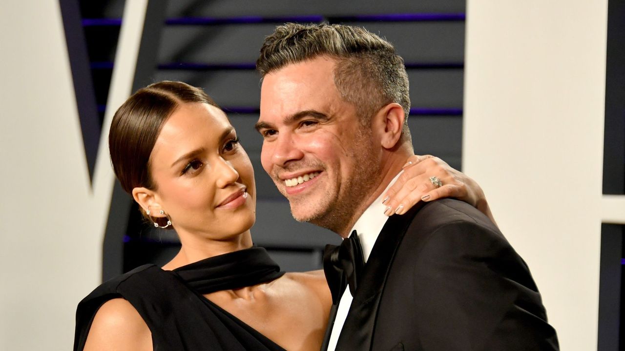 Jessica Alba and Cash Warren attend the 2019 Vanity Fair Oscar party