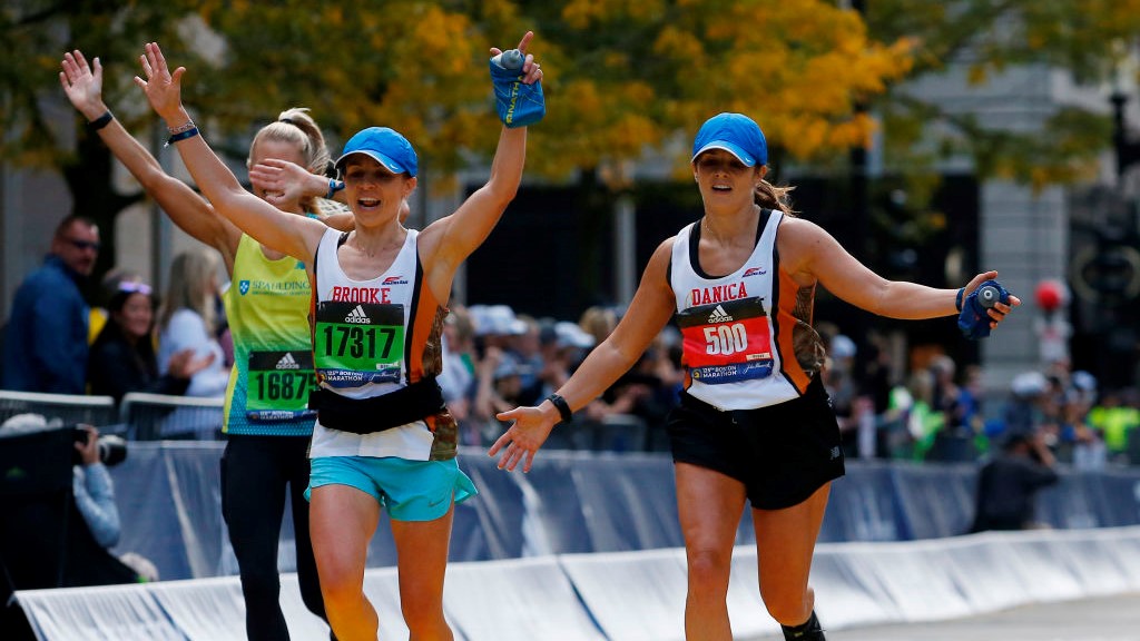 una foto de corredores en el Maratón de Boston 2021